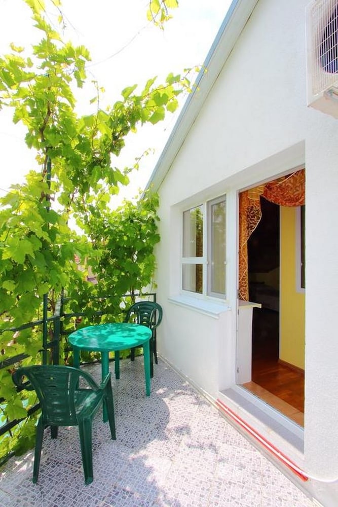 Na Krasnozelenykh 38 Guest House