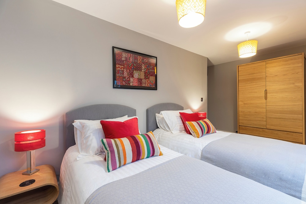 JOIVY Gorgeous 3-bed maisonette in Westbourne Green with patio
