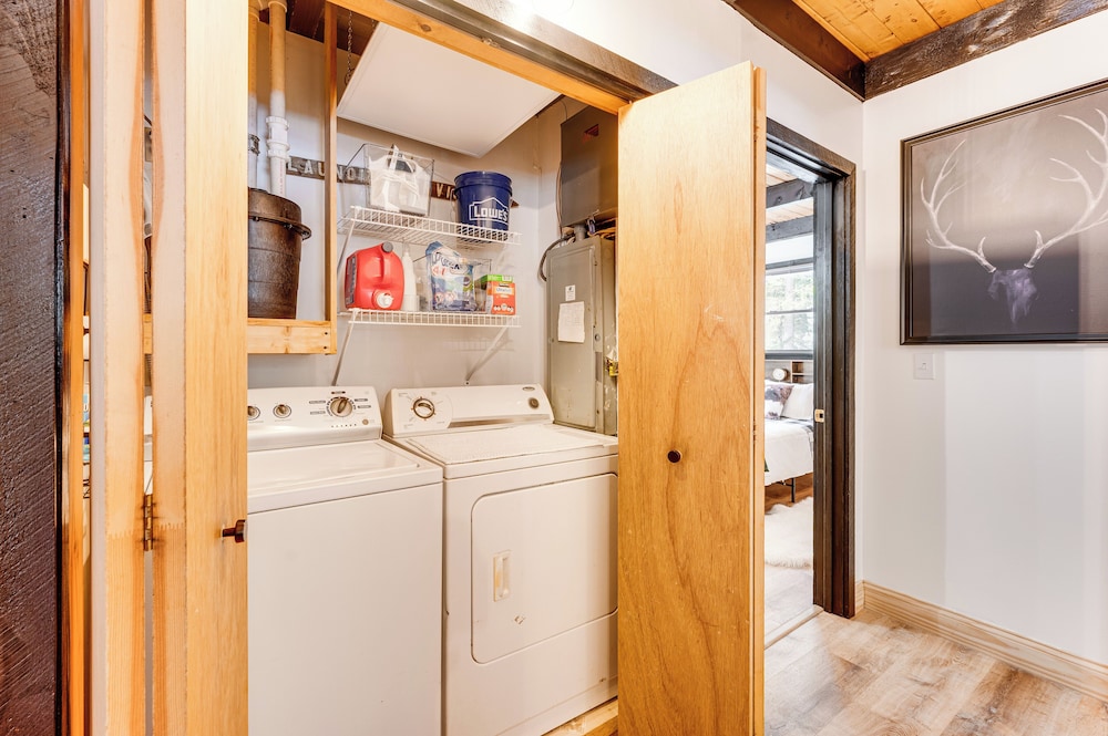 2 Mi to Conway: Cozy Cabin w/ Grill & Yard!