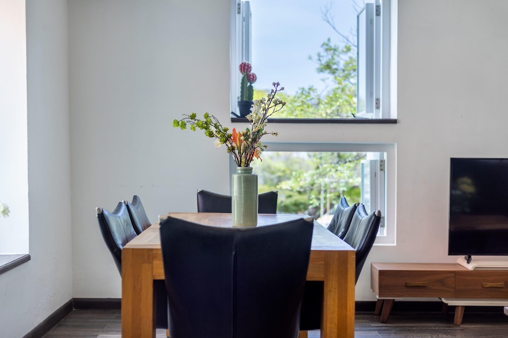 Sunshine Magnificently Bright 2BR Top City Centre Townhouse