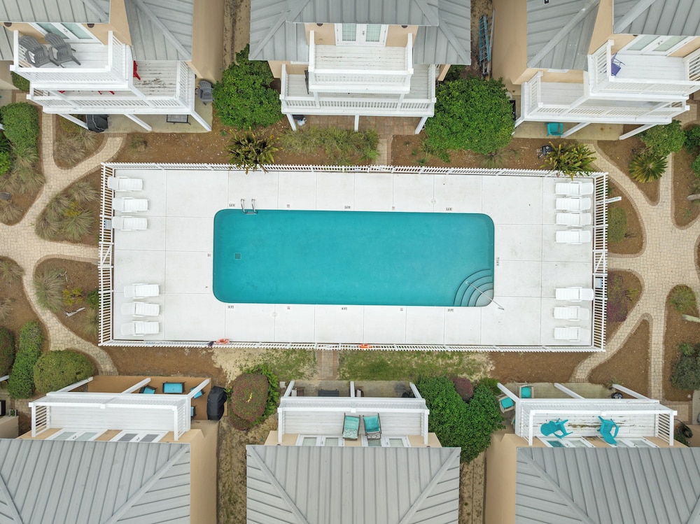 Escape to Sand Dollar Holler: Coastal Retreat, 3 Beds, 2.5 Baths, Sleeps 10!