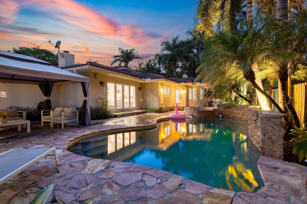 Coral Ridge Getaway by Avantstay Pool Hot Tub Billiards 5mins to Beach