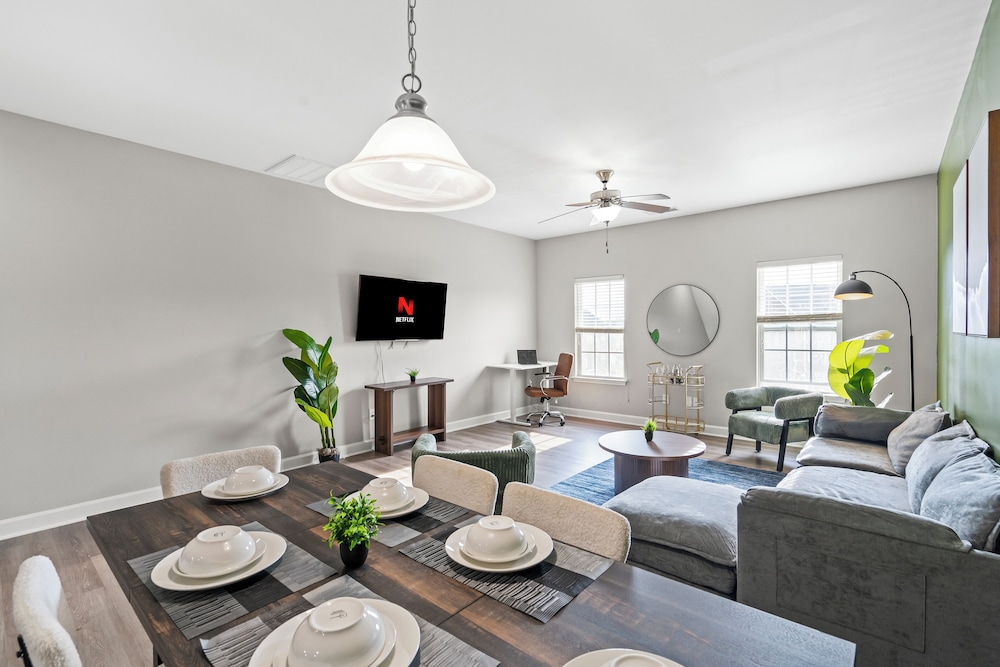 Upscale King 3BR Townhouse in Pineville