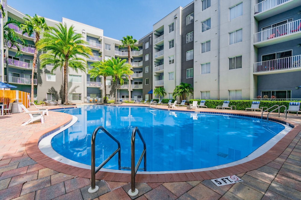 BC-324: Channelside Luxury Apartment - Image 2