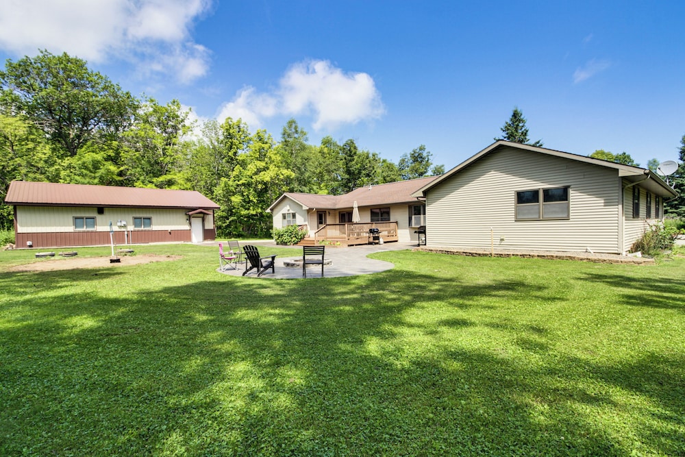 Hot Tub & 2 Recreation Rooms: Spacious Onamia Home