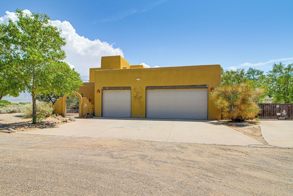 Stunning Sandia Mtn Views: Rio Rancho Retreat