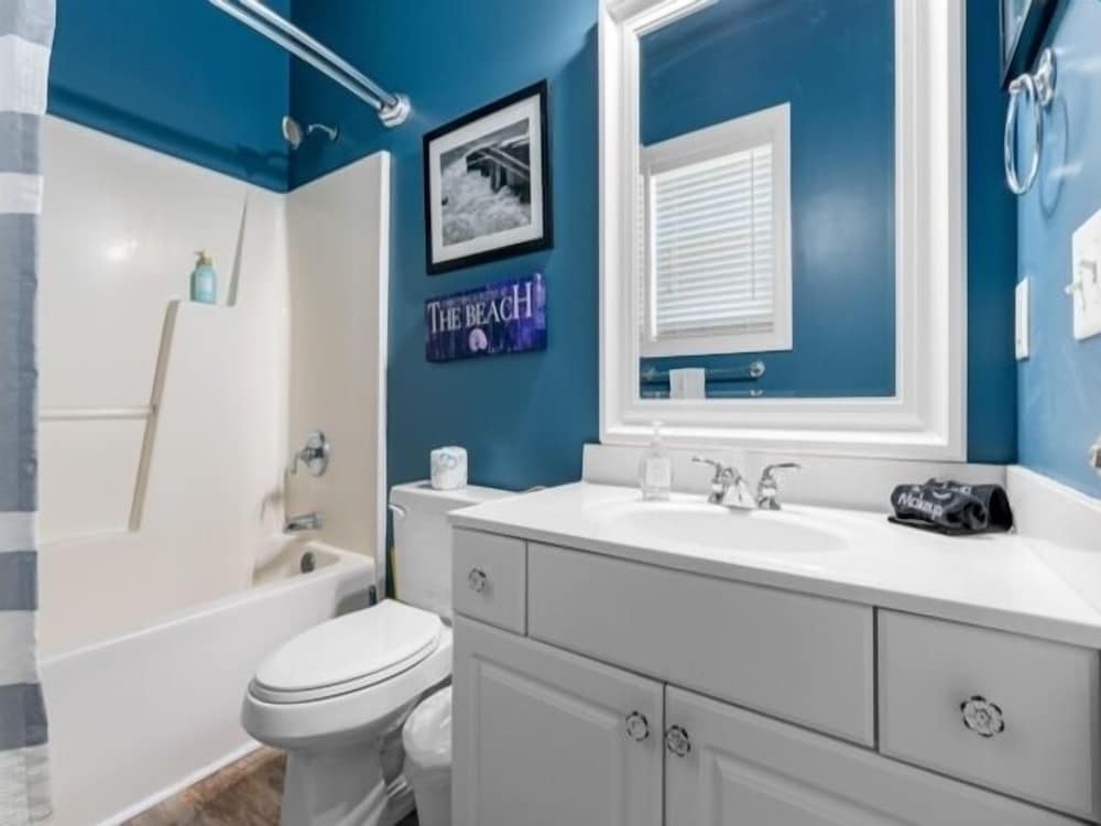 Atlantis Blue - Relaxing Beach Getaway Home Directly Across The Street From Beach Access! 5 Bedroom Home by RedAwning