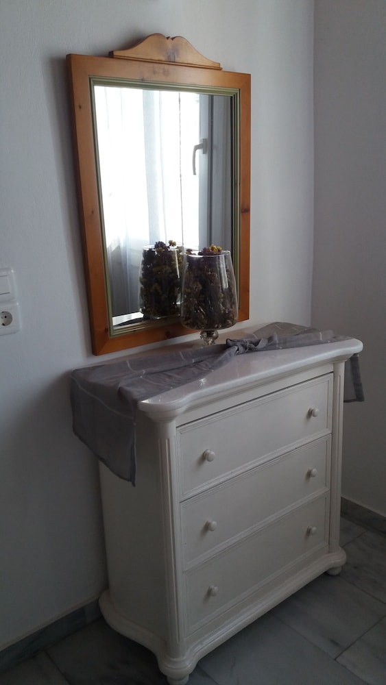 Manos Rooms