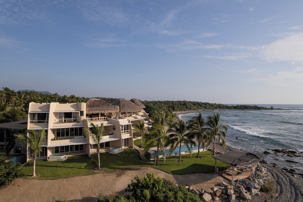 Beachfront Condo Los Panchos 301