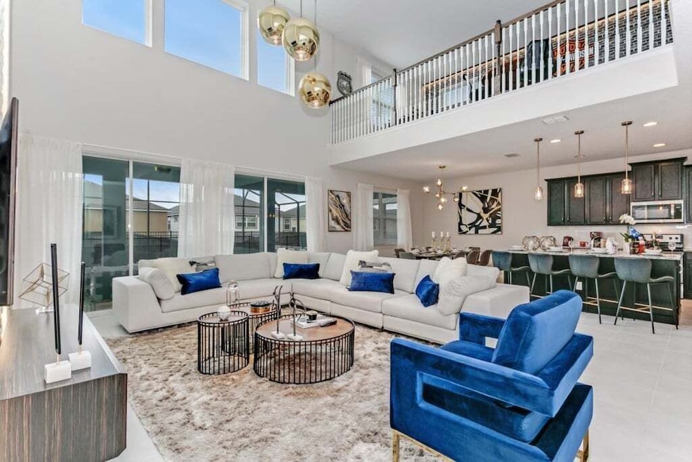 Luxury High Ceilings Pool, Spa Beautiful Home! 6 Bedroom Villa