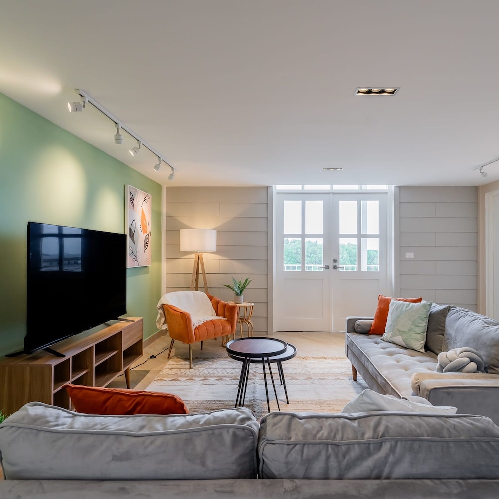 w Elegant 3BR With Modern Terrace in Panama