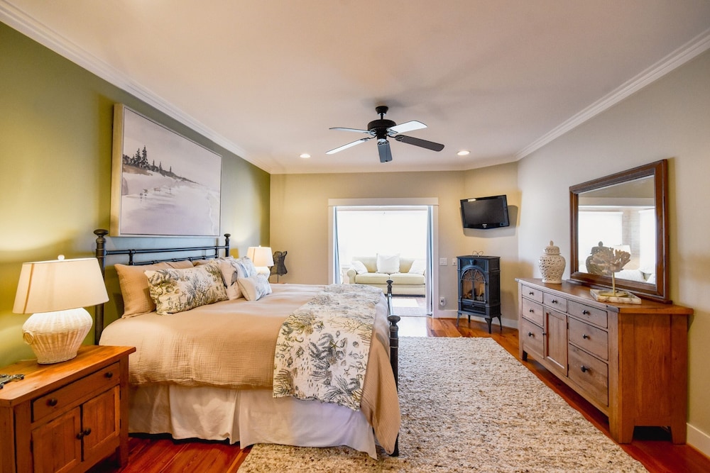 54th Ave N. Cherry Grove 4 Bedroom Home by RedAwning view 2