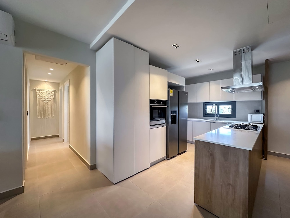 4 Bedroom Beach Penthouse w Private Rooftop