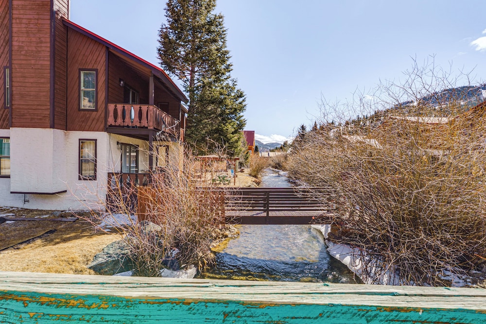 < Half-mi to Red River Ski Area: Townhome w/ Patio