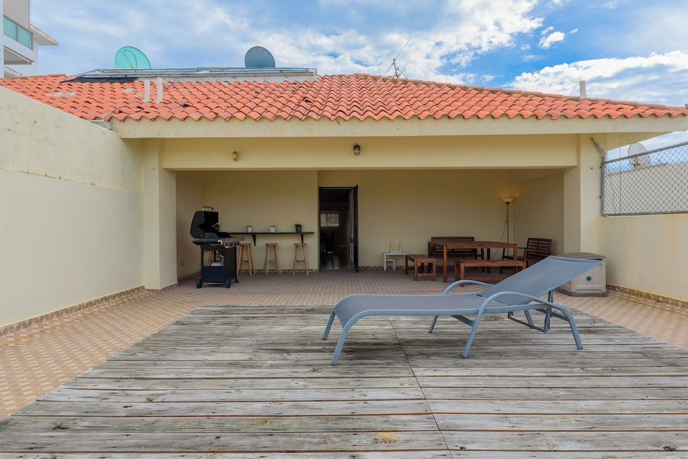 Penthouse in Evaristo Morales Sleeps 14