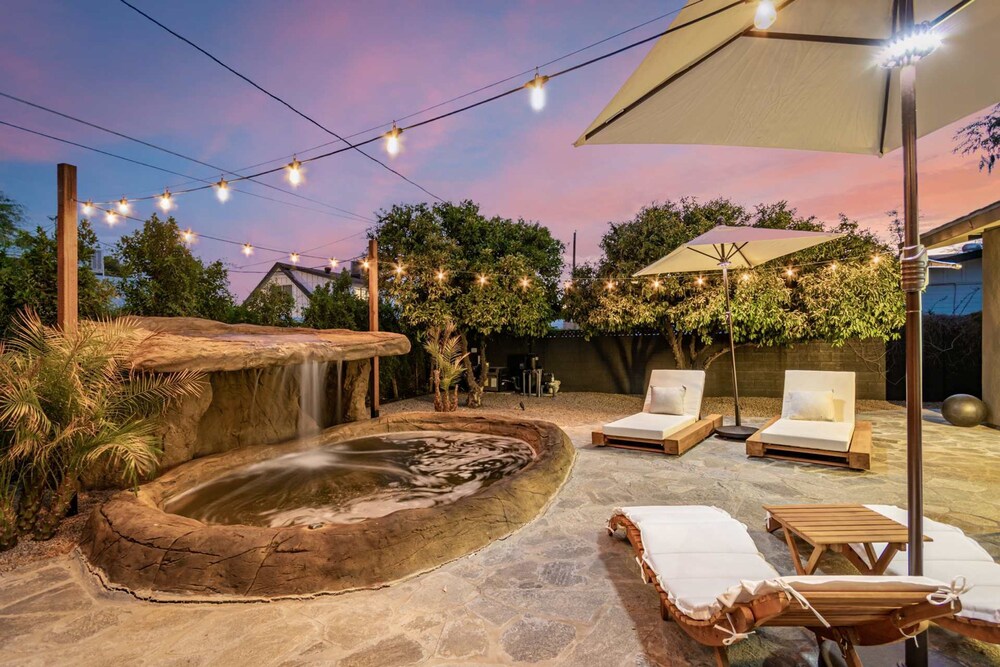 Solanova Designer Oasis With Cocktail Pool Theater