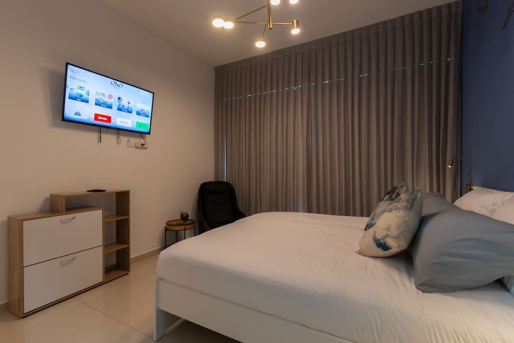 3 BR SeaFront APT Prestigious Tower