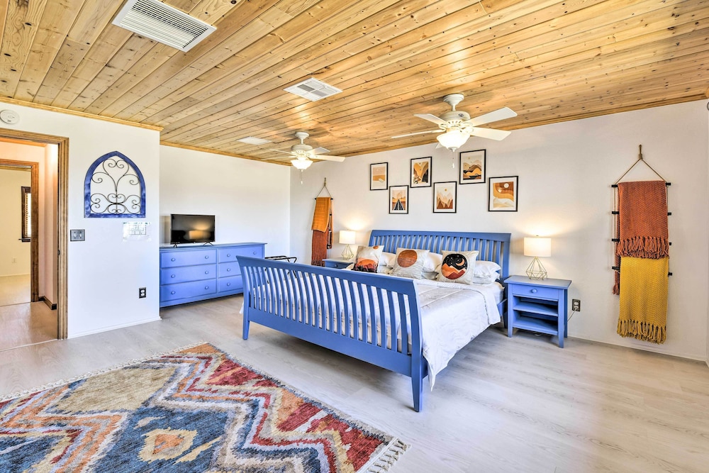 Chic Joshua Tree Pad w/ Mountain Views  Hot Tub - Property Image 24