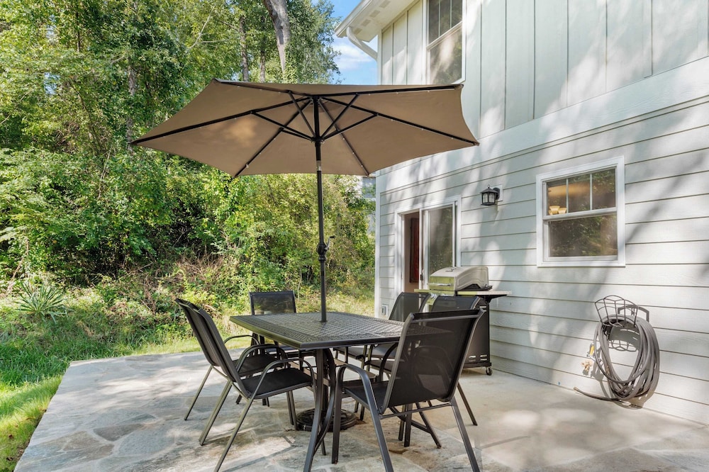 Sleeps 20, Entire Duplex Patio + Fire Pit 6 Minutes to Downtown Asheville
