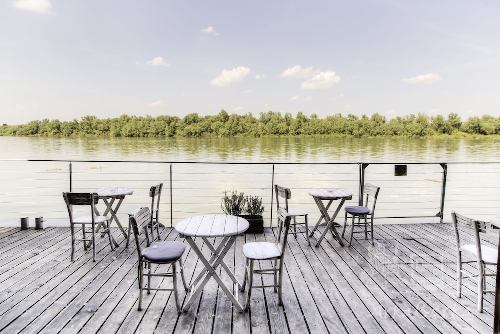 ArkaBarka Floating Hostel and Apartments