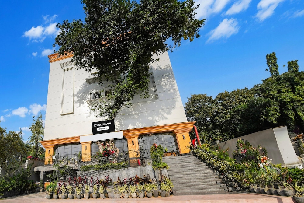 Deluxe Double Stays Near Paridh Crossing