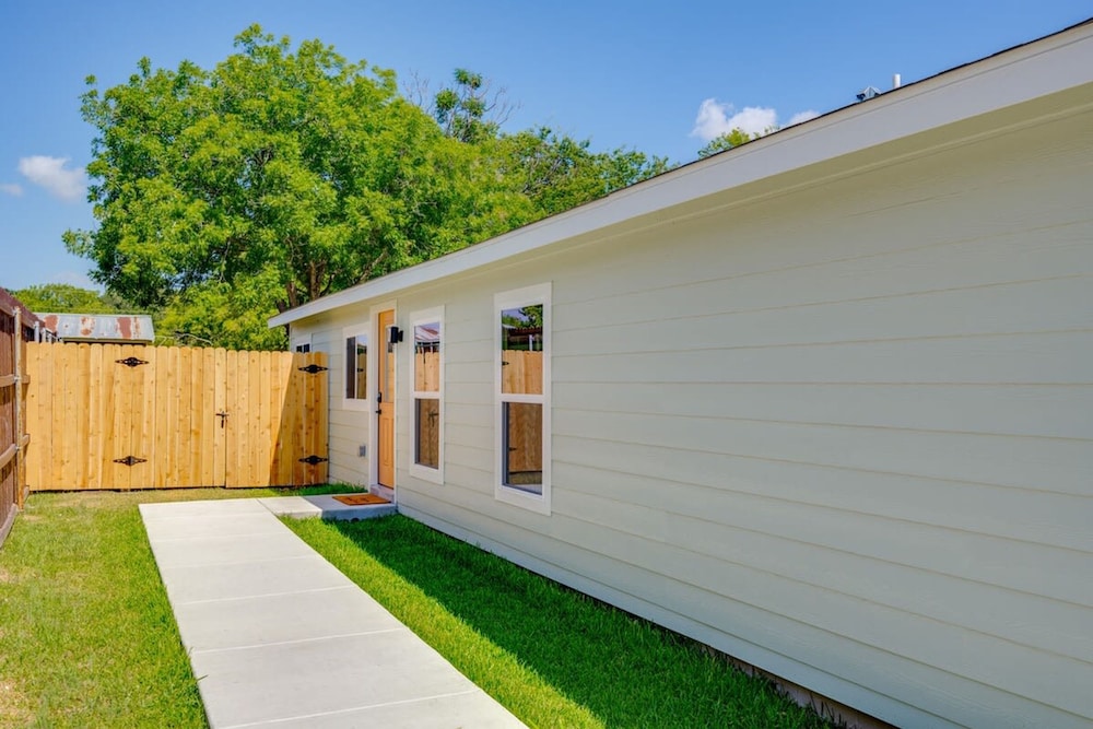 Modern 3 2 two Kings hot tub Fire pit 16min to Wine Trail Nearby Pickleball Courts Pools