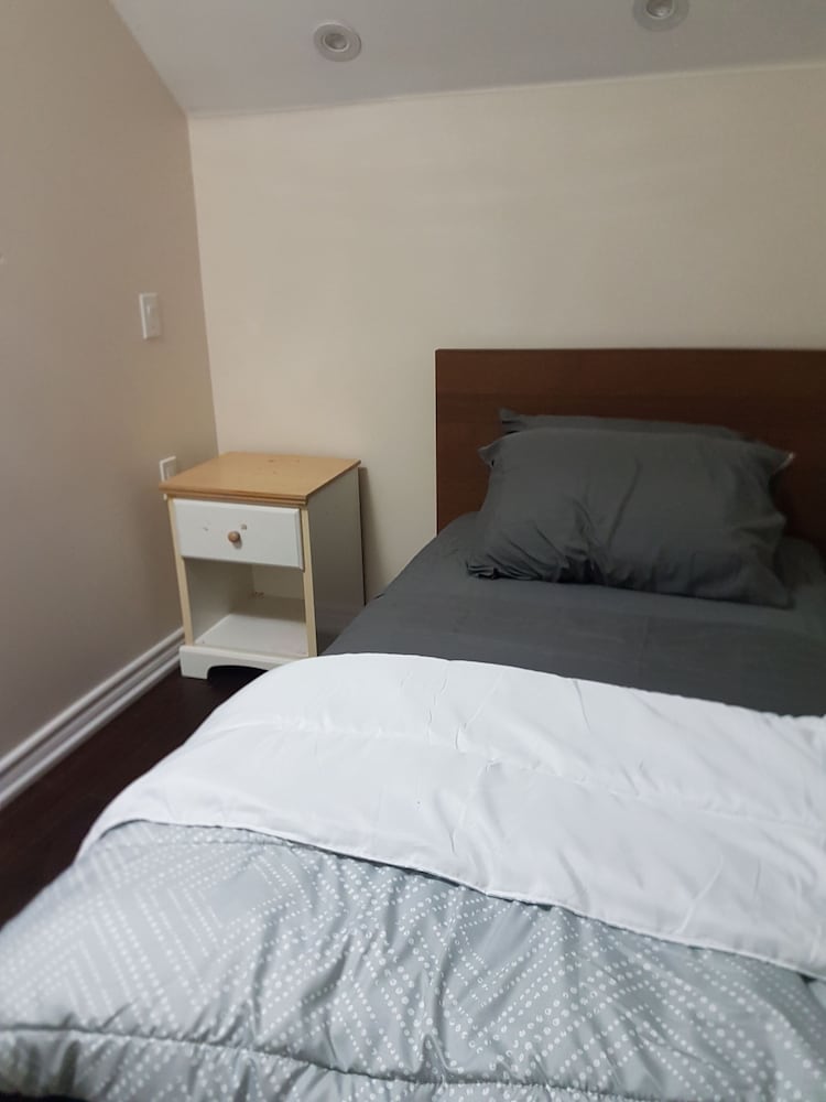 Room in Guest Room - Serene Retreat in Brampton - Private Room With City Views