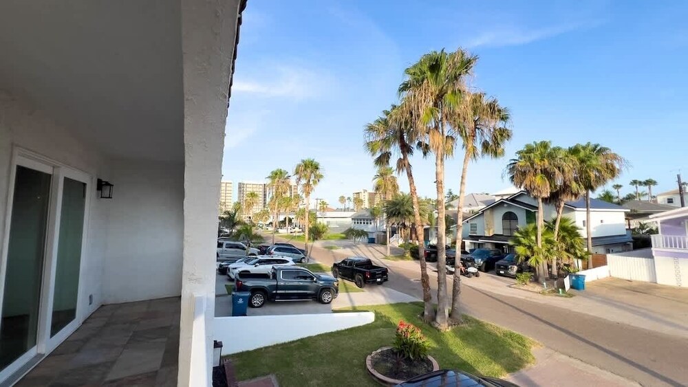 Fun Retro Island Vibe Sleeps 17 Beach 1 Block 4 Bedroom Home