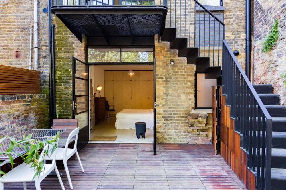 Stylish, Bright Apartment w/ Private Garden