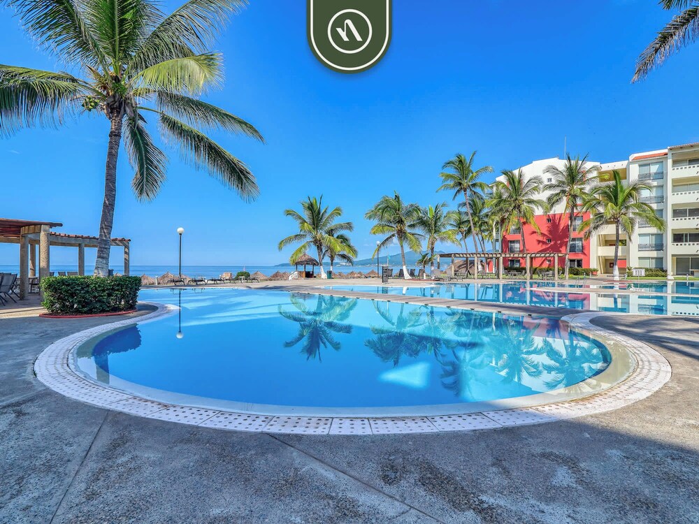 Oceanview 4 BR Condo - Pool - Beach - Terrace