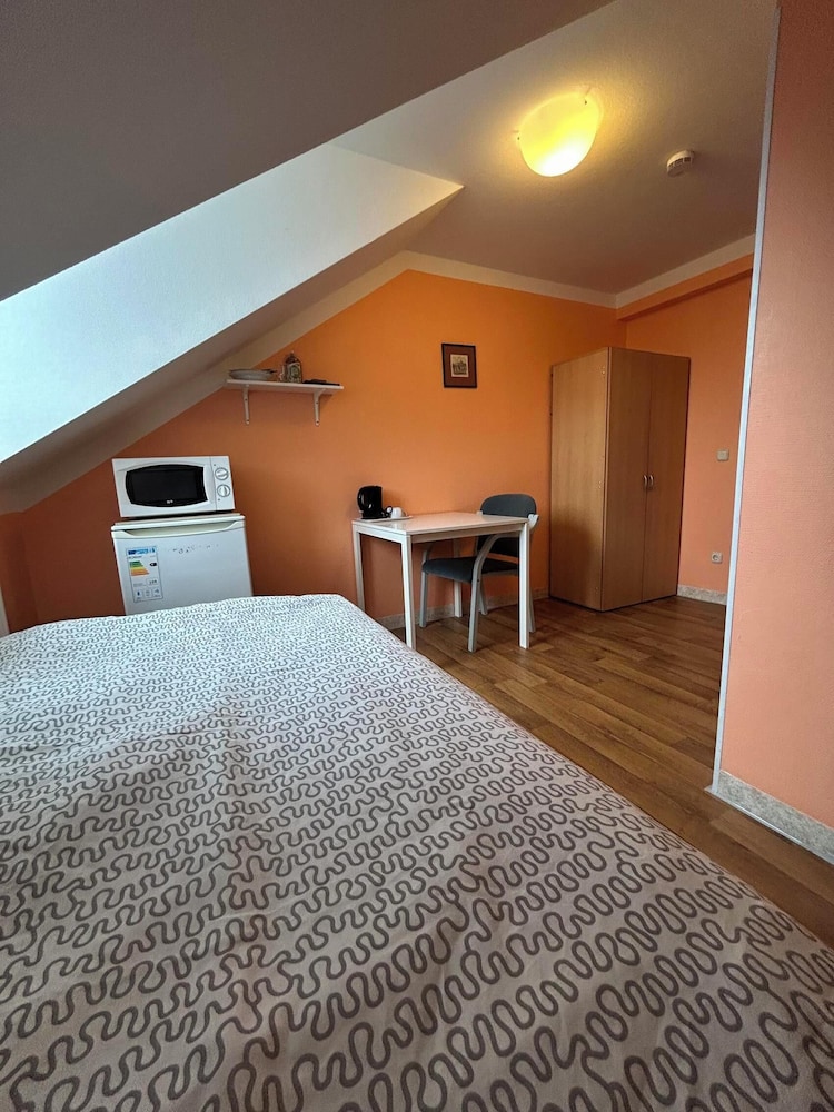 2-Rent Group Hostel Rooms AUB162