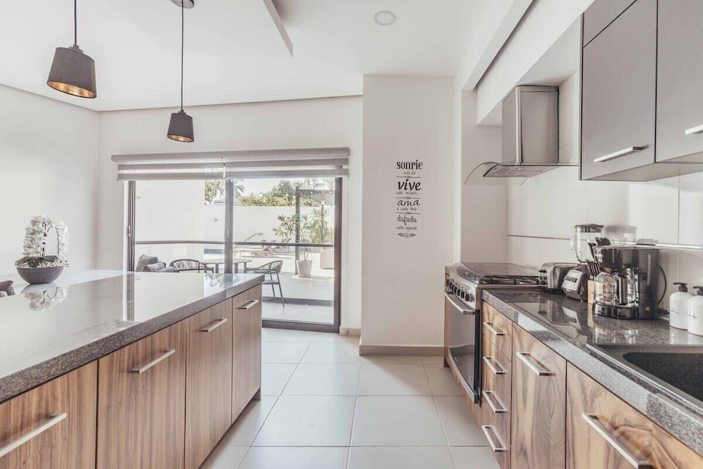 Cozy 2BR House 2 min to the Beach - Pool - Terrace