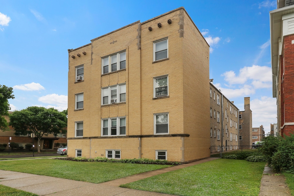Chic 2BR Near Irving Park - Cullom D3