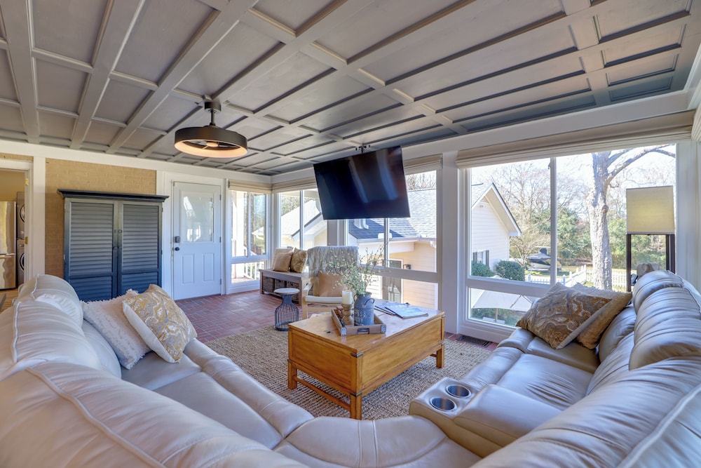 3 Mi to Dtwn Greer: Mountain-view Home!