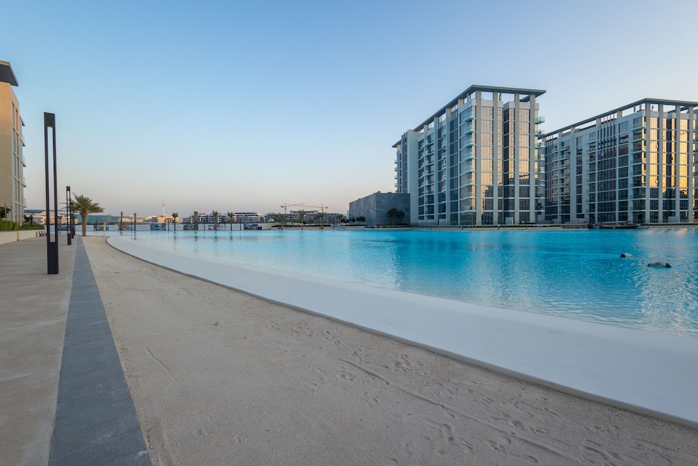 SuperHost - Serene 1BR in District One With Artificial Beach — recepcion & lobby