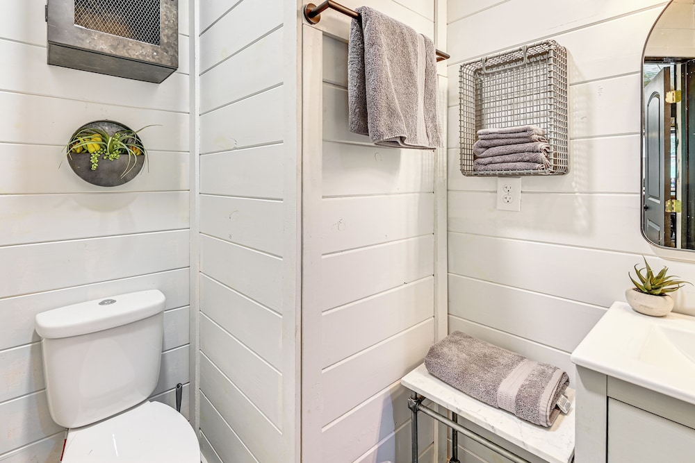 Covered Deck & Hot Tub: Cozy Retreat in Campton!