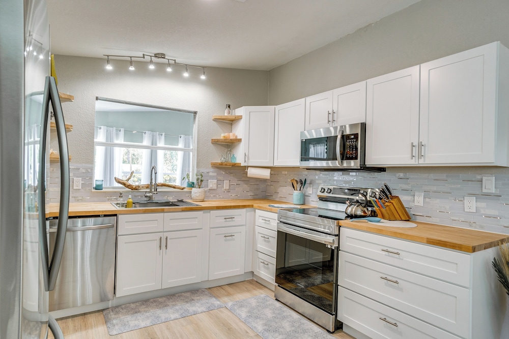 Tee Off & Soak Up Sun! Airy Englewood Gem w/ Yard