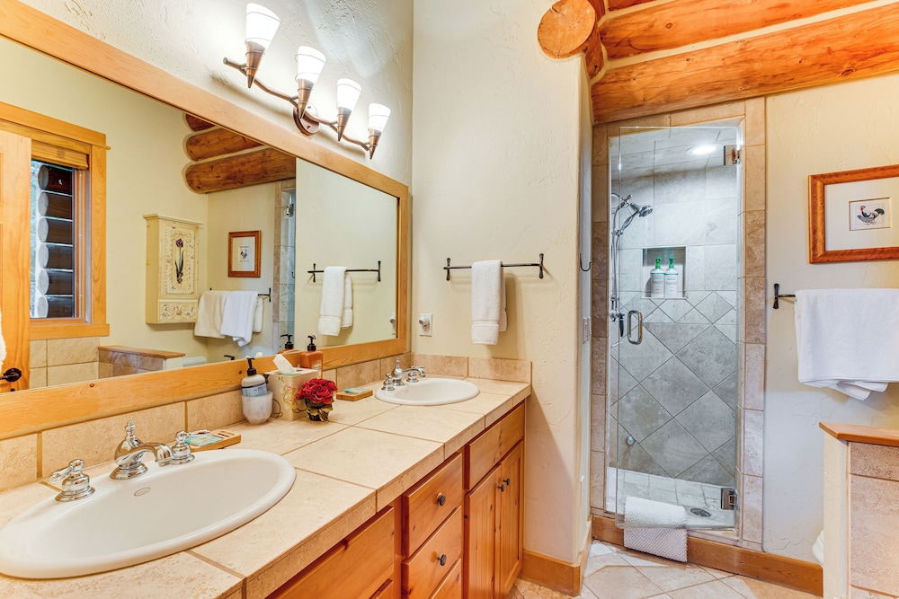 Stunning Views! Ski-in/out Mountain Village Cabin