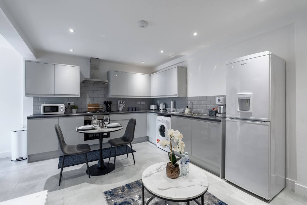 2 Bed Stylish Central Rochester Apartment Sleeps 4 Netflix Work Space