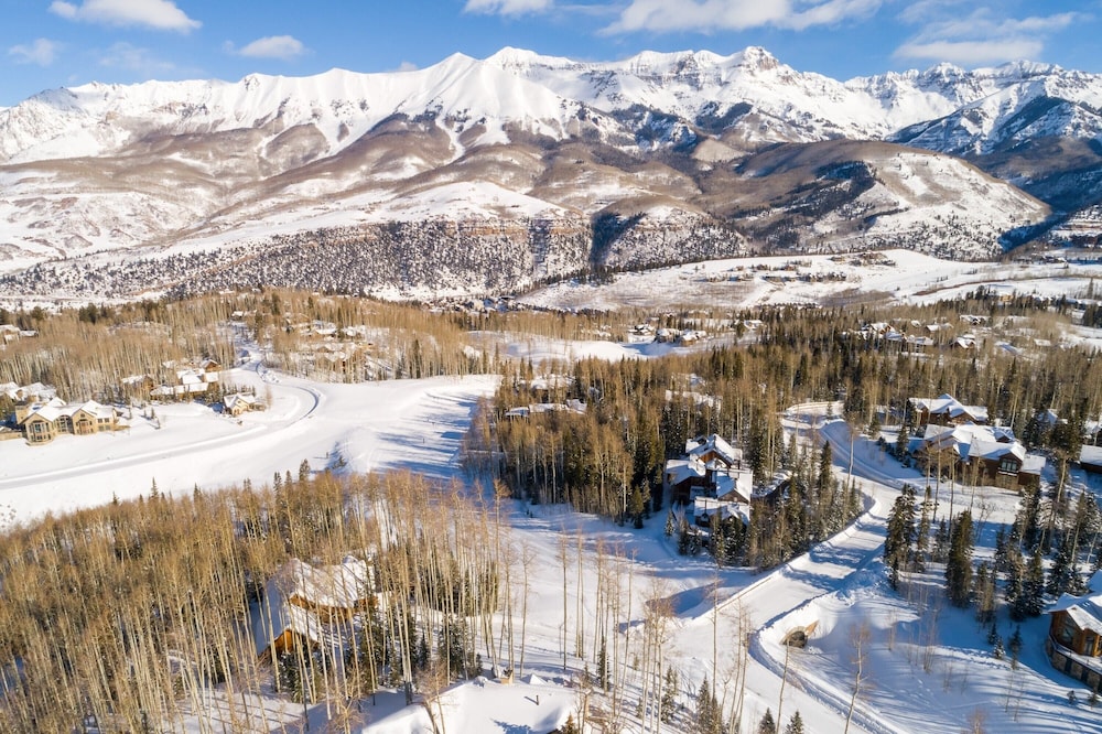 Snowdrift Cabin by Avantstay Breathtaking Home w/ Prime Ski Access view 4