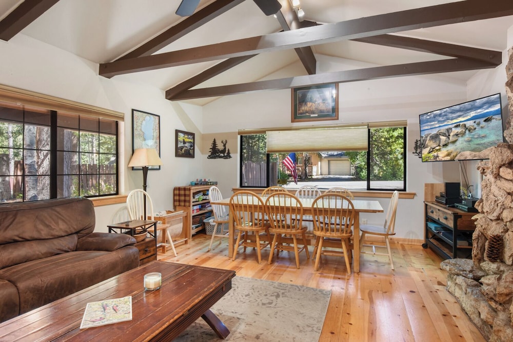 Elm Street Getaway Sleeps 8!