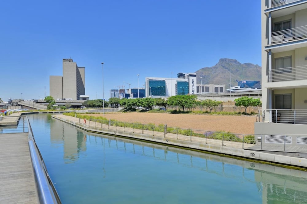 Modern 1-bed V A Waterfront Canal Harbor Views