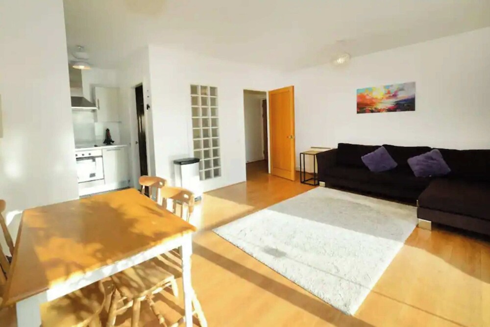 Bright 2BD Flat With Private Balcony - Dublin