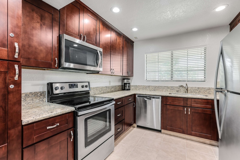 2BR 2BA Stylish Palm Springs Condo
