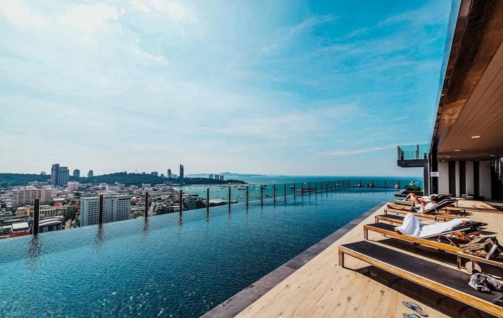 Great Location With Infinity Pool -central Pattaya