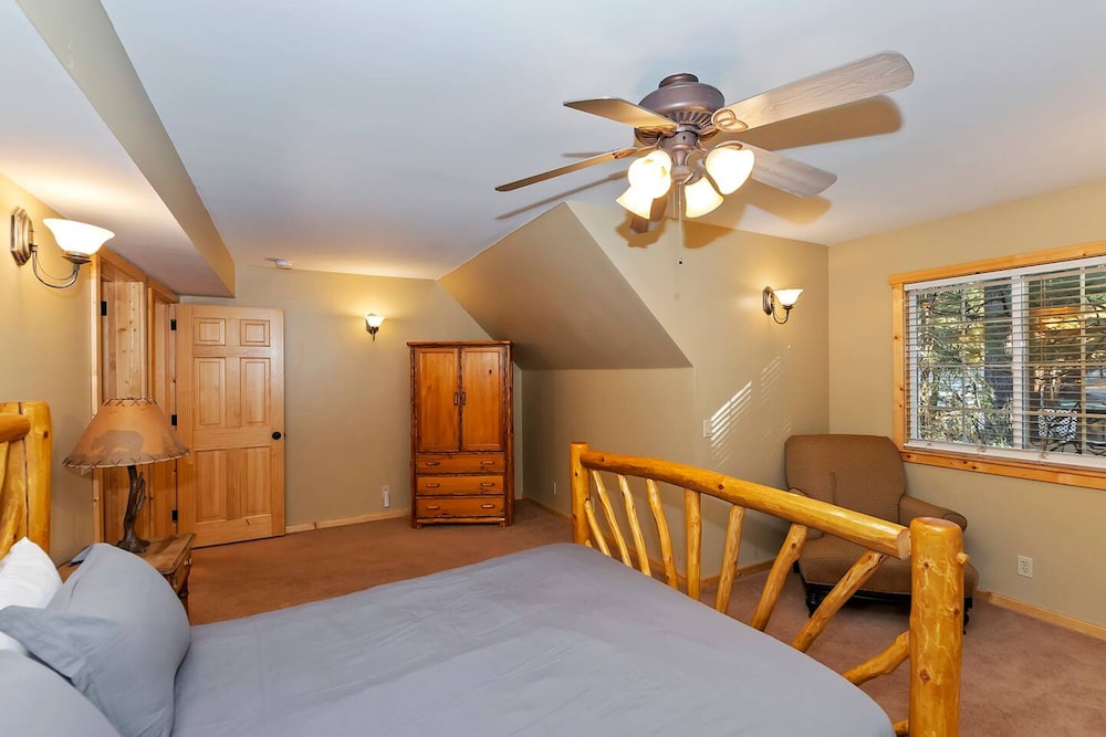 Big 10 Luxury Cabin with HotTub
