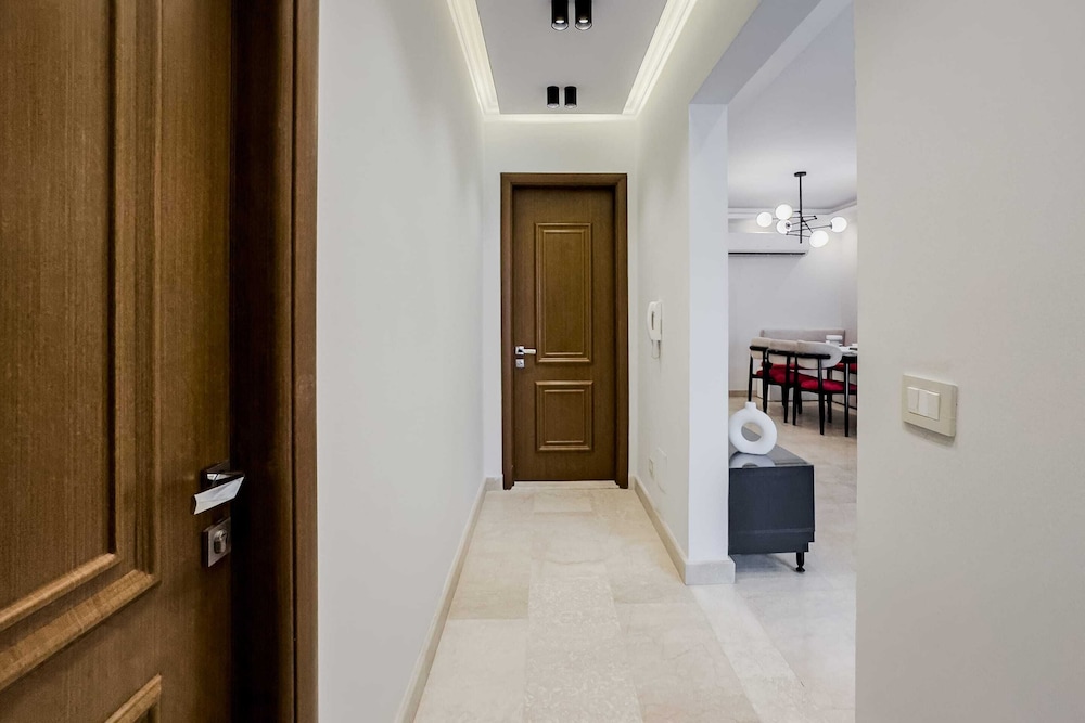 Ample & Artistic 2bdr Apt. 5 min to CAI Airport