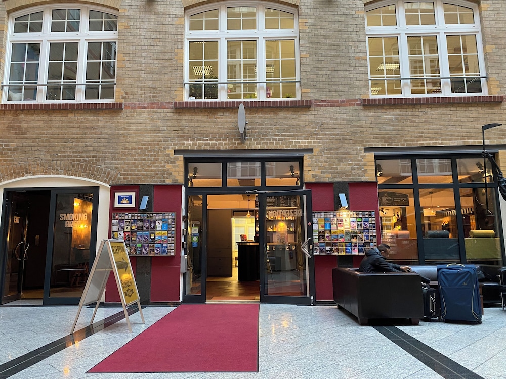 Singer109 Hostel
