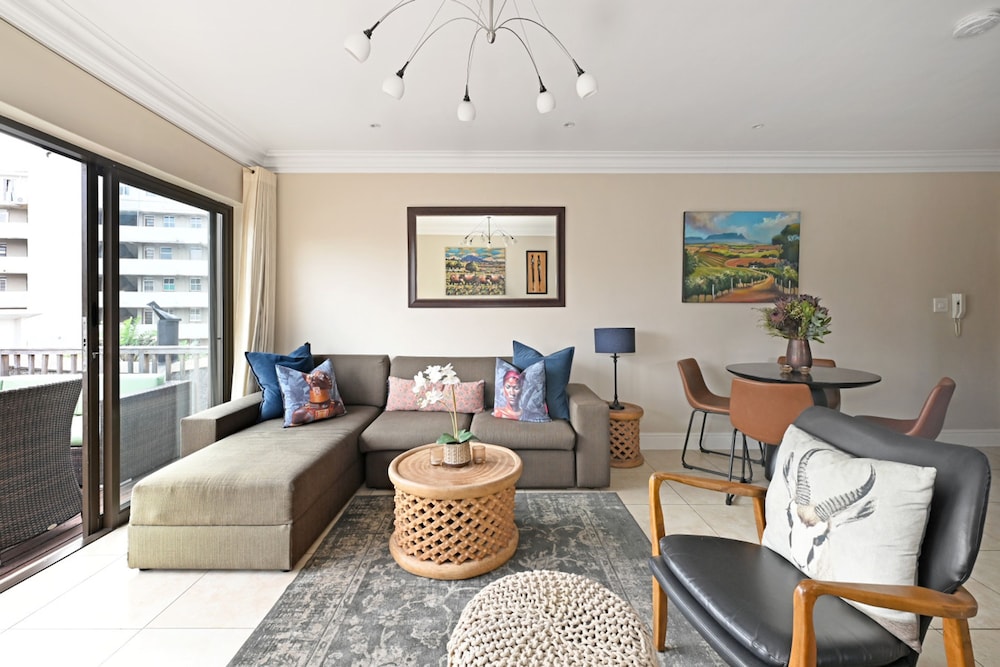 Sunny Sea Point Apartment With Private Balcony