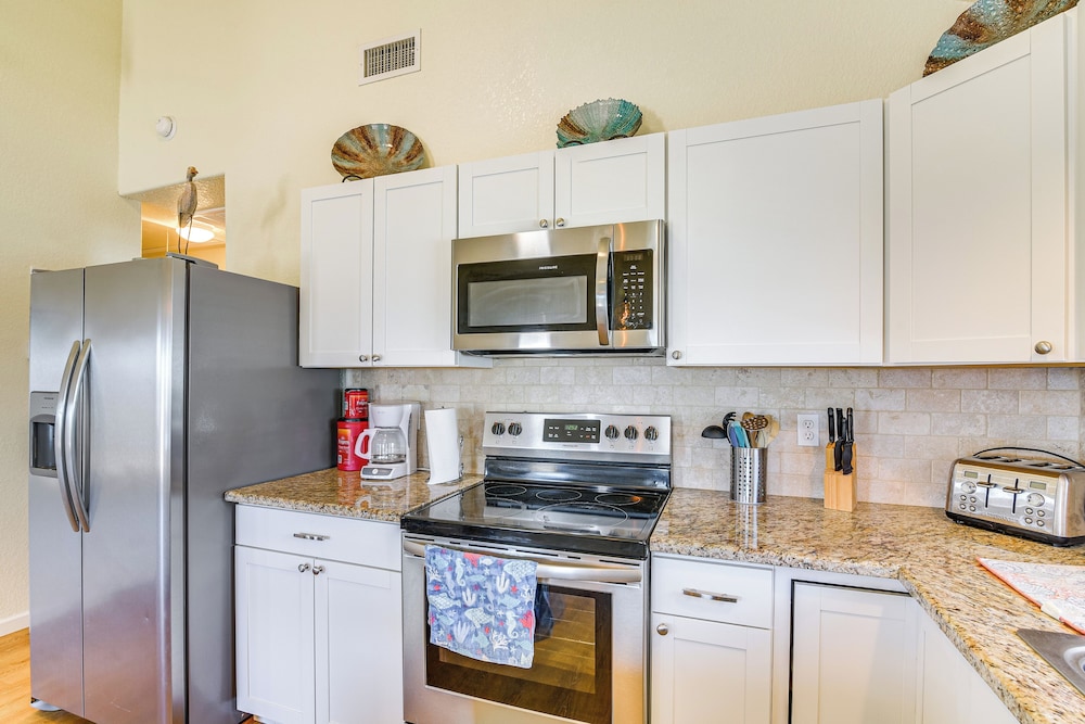 Walk to Beach: Gulf-view Home in Surfside Beach!